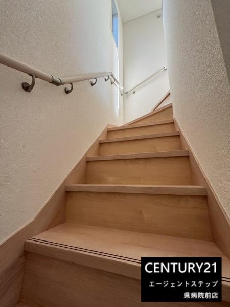 　その他内観　階段は明るい木目調です