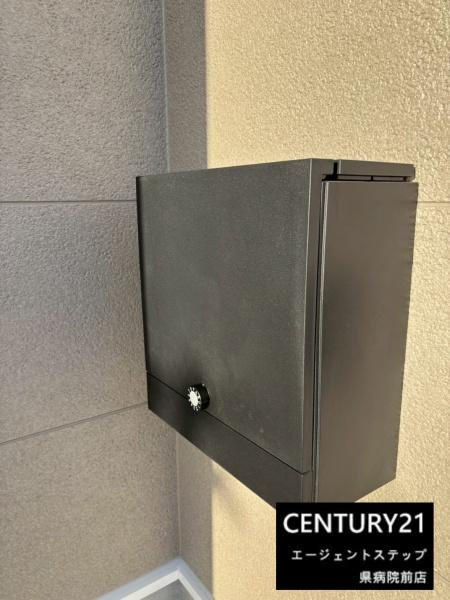 　玄関　玄関に設置されたポストです