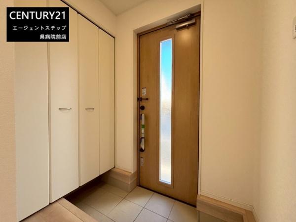 　玄関　玄関が明るく開放的です