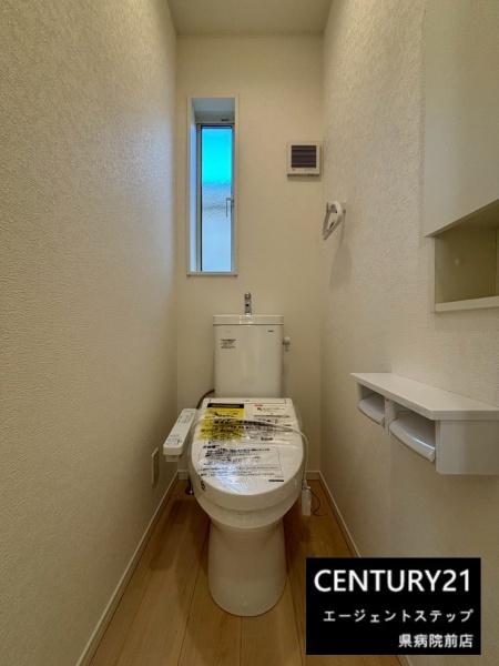 　トイレ　窓付きのトイレです