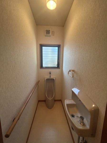 　トイレ　トイレに手すり設置済みです