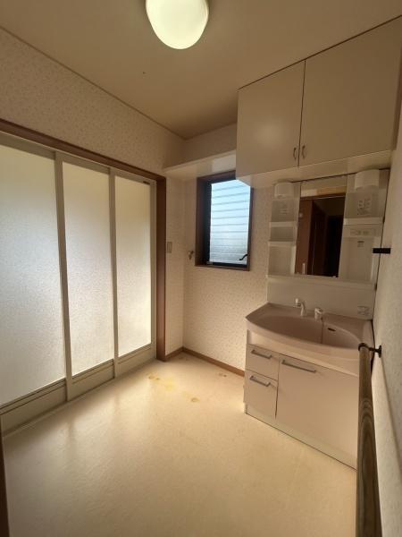 　洗面台・洗面所　洗面台・洗面所が広々としています