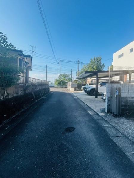 　前面道路含む現地写真　前面道路の様子が分かる現地写真です