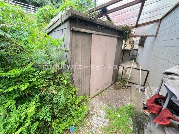 　庭　庭に物置が設置されています
