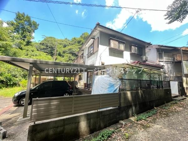 　駐車場　屋根付き駐車場が便利です