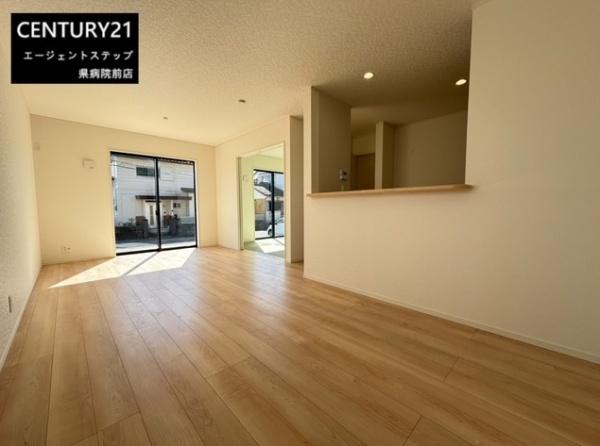 　リビング　リビングは明るい室内です