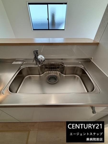 　キッチン　窓付きのキッチンです