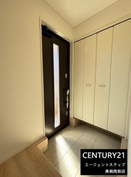 　玄関　玄関収納が充実しています