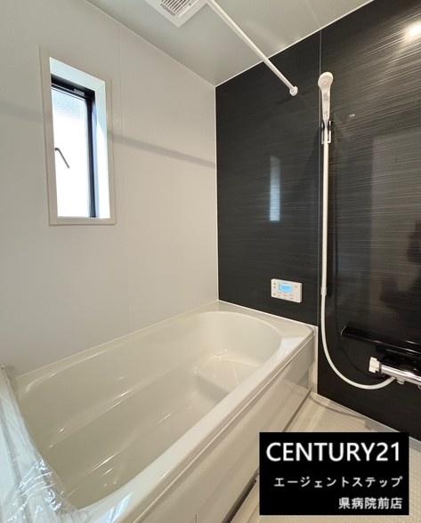 　バス　バスは窓付きです