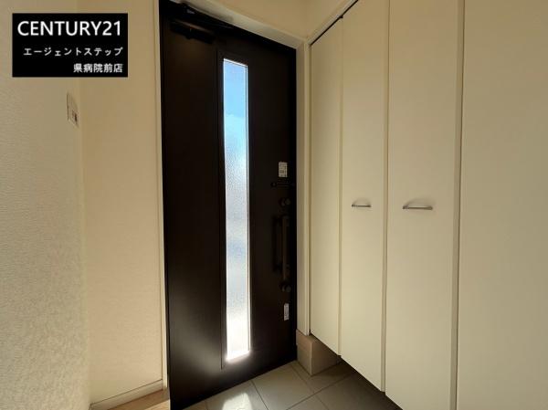 　玄関　収納付きの玄関です
