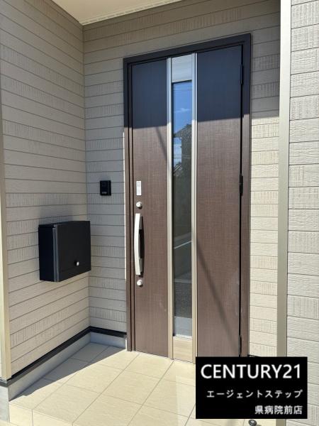 　玄関　採光窓付きの玄関です