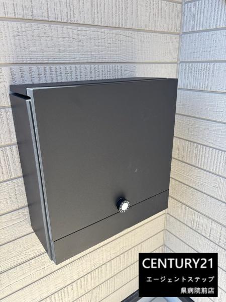 　玄関　玄関に調和するポストです