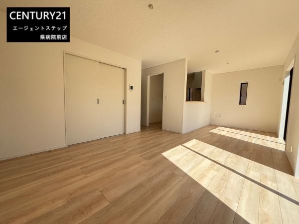 　リビング　リビングは明るく開放的です