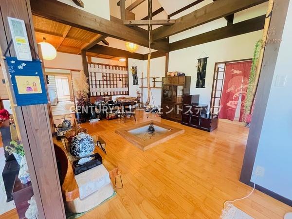 　洋室　木の温もりが際立つ洋室です