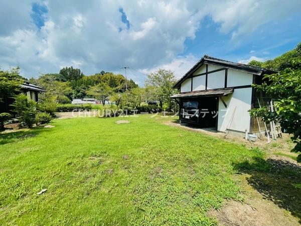 　駐車場　緑に囲まれた駐車場です