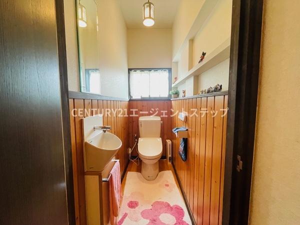 　トイレ　木目が印象的なトイレです