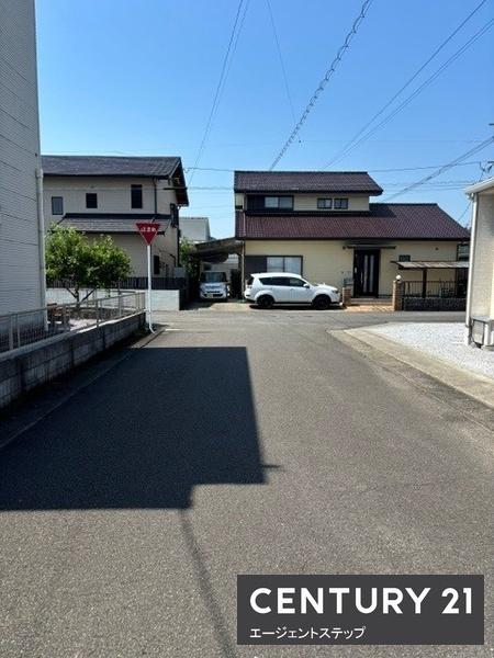 　前面道路含む現地写真　前面道路が広々としています