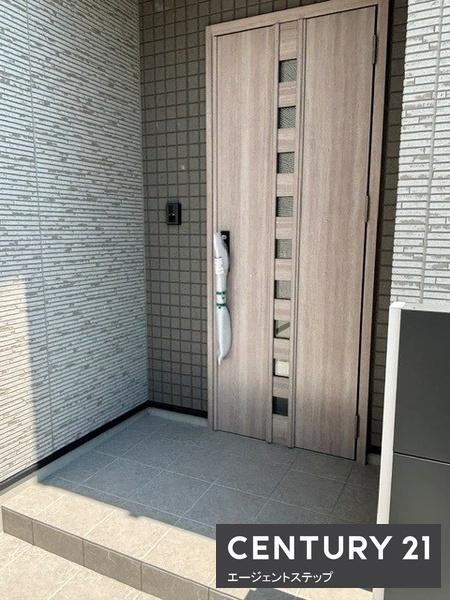 　玄関　玄関はシンプルなデザインです