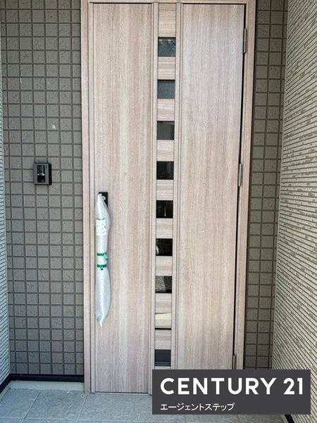 　玄関　玄関扉が洗練された印象です