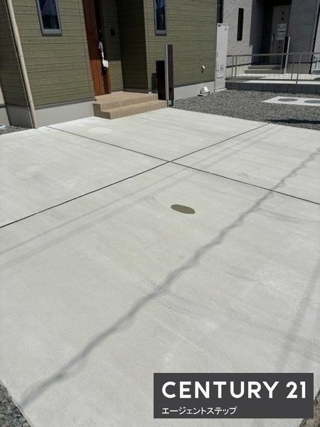 　駐車場　コンクリート敷きの駐車場です