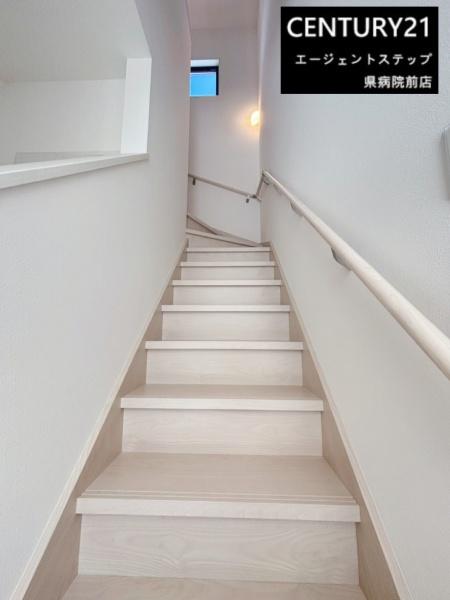 　その他内観　階段は明るく清潔感があります