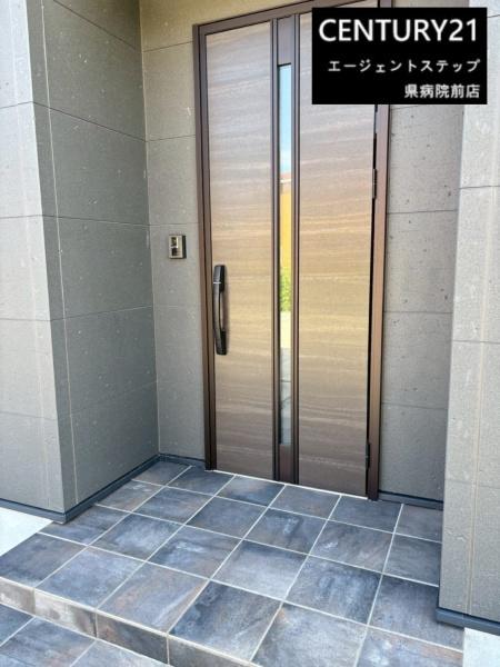 　玄関　玄関のデザインが印象的です