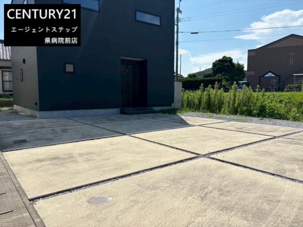 　駐車場　駐車場が広々としています