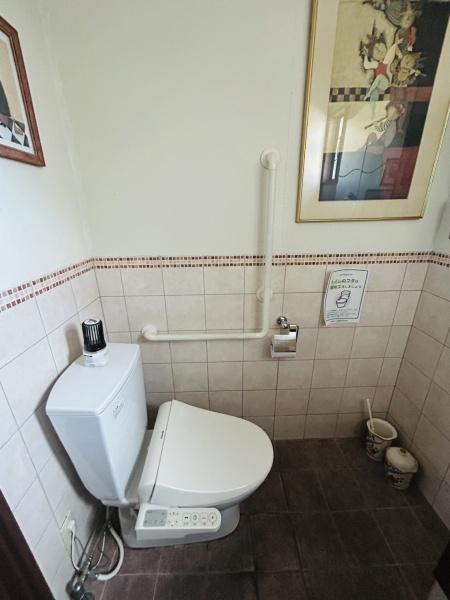 　トイレ　トイレに手すりが付いています