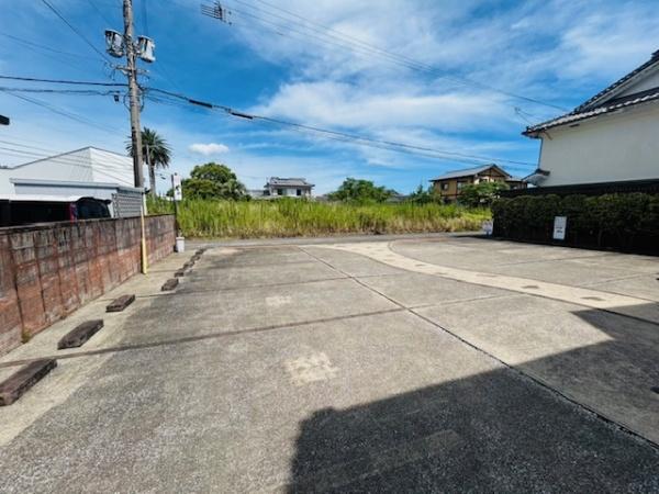 　駐車場　駐車場が広く使いやすいです