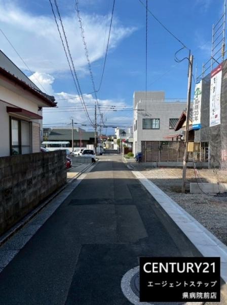 　前面道路含む現地写真　前面道路含む現地写真が印象的です