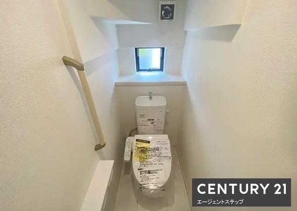 　トイレ　トイレに手すりと小窓ありです