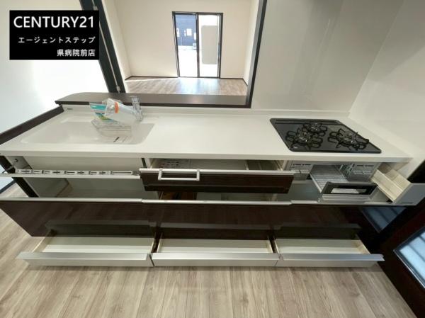 　キッチン　キッチンは収納が豊富です