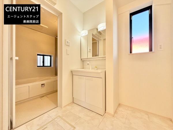 　洗面台・洗面所　明るい洗面台が印象的です