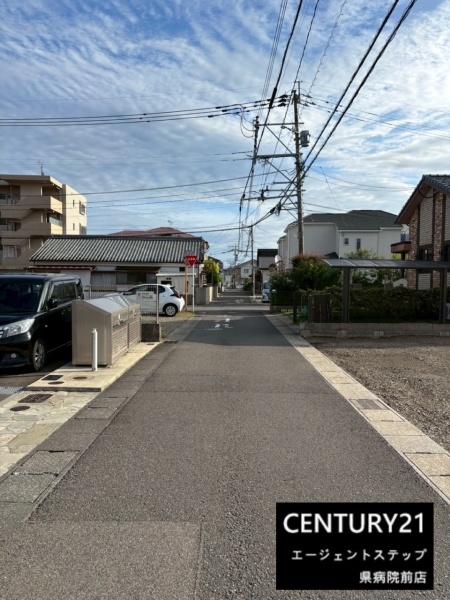 　前面道路含む現地写真　前面道路が広く見通し良好です
