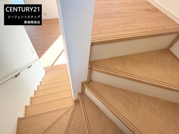 　その他内観　温かみのある階段スペースです
