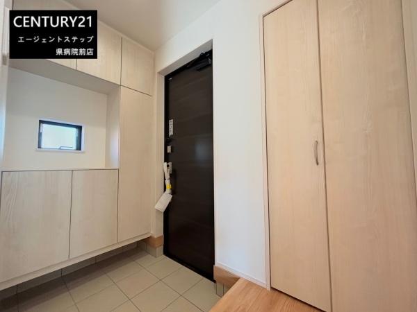 　玄関　玄関収納が充実しています