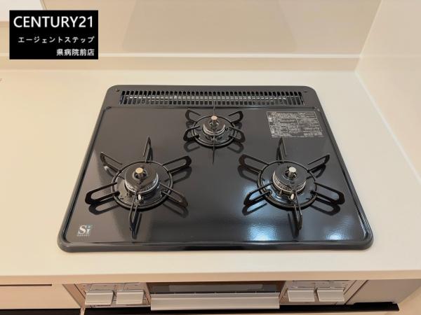　キッチン　キッチンに三口コンロ搭載です