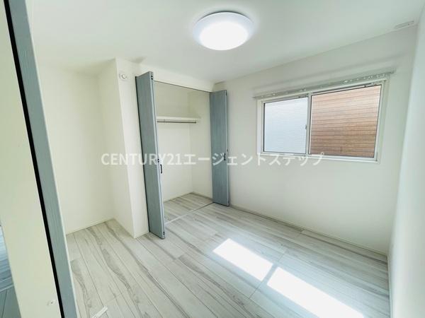 　洋室　洋室は明るい空間です