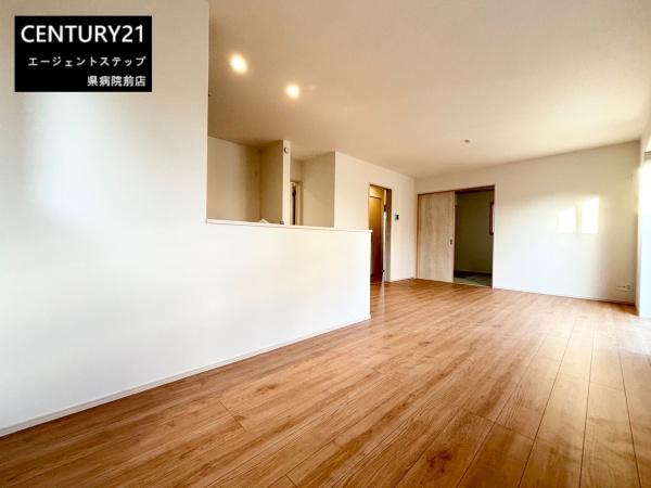 　リビング　リビングは明るく開放感があります