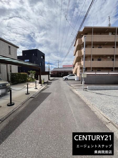 　前面道路含む現地写真　前面道路が広々しています
