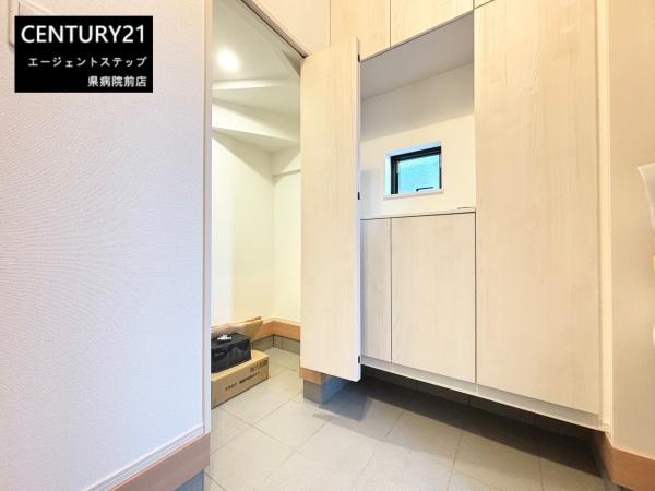 　玄関　玄関は収納スペースが豊富です