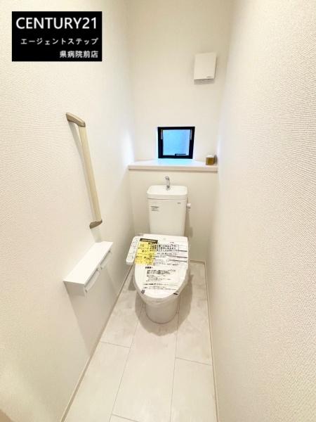 　トイレ　窓付きのトイレです