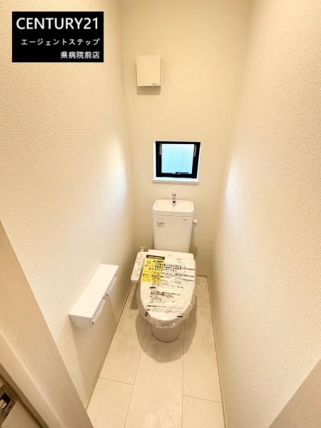 　トイレ　採光窓付きのトイレです