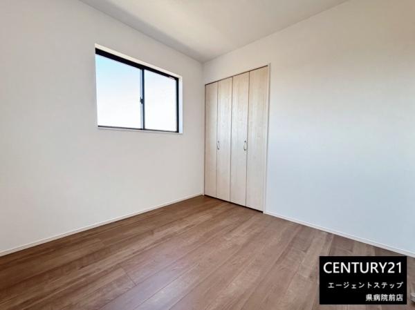 　洋室　洋室に収納が付いて便利です