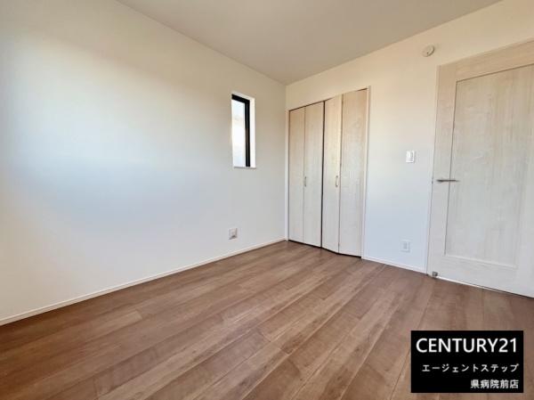 　寝室　収納付きの寝室です