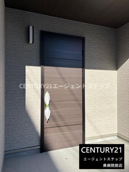 　玄関　玄関ドアが印象的です