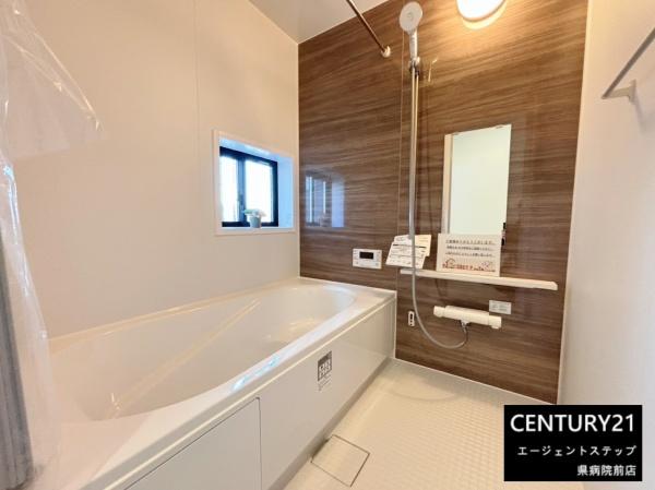 　バス　木目調パネルのバスルームです