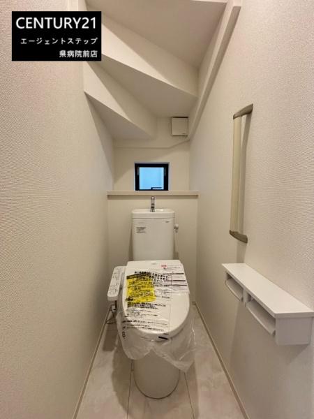 　トイレ　トイレに小窓が付いています