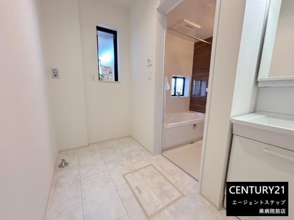 　洗面台・洗面所　明るい洗面台スペースです