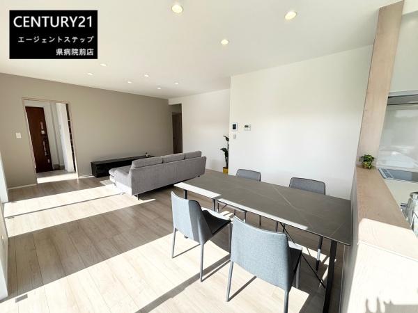 　リビング　明るさが際立つリビングです